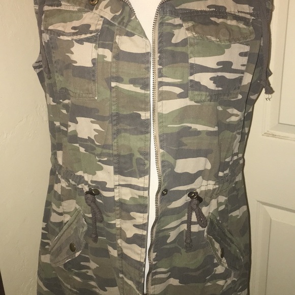 Camo vest. - Picture 4 of 5